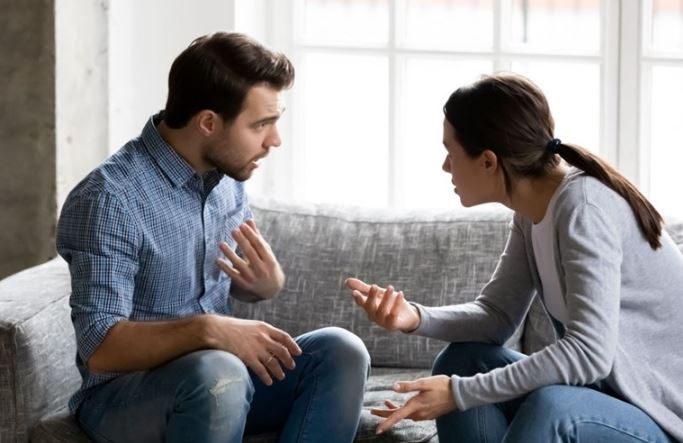 Hàng xóm "tối nào cũng ghé", vợ mệt mỏi, chồng phản đối: Bí mật nào đang ẩn giấu?