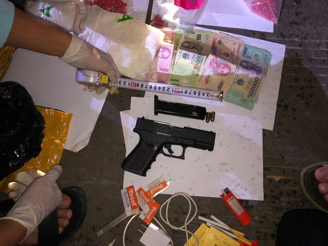 Bắt quả tang 2 đối tượng mang súng, vận chuyển lượng lớn ma tuý