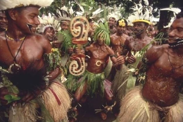 Kỳ lạ bộ tộc phụ nữ lấy thân đãi khách rồi buộc họ uống nước tiểu của mình vào sáng hôm sau