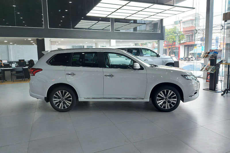 Mitsubishi Outlander giảm giá mạnh, quyết đua doanh số với Mazda CX-5, Honda CR-V