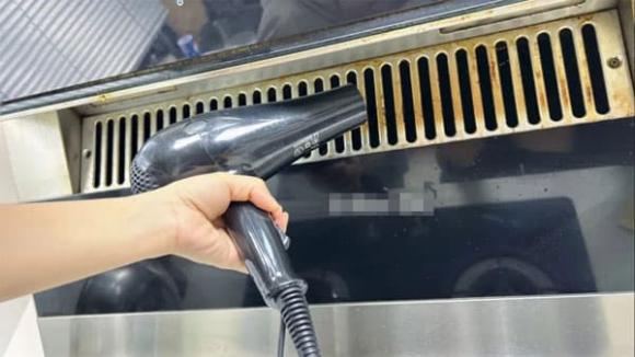 Cho dù máy hút mùi bẩn hay nhiều dầu đến mức nào, việc sử dụng máy sấy tóc sẽ ngay lập tức mang lại một diện mạo mới, thật tiết kiệm và thiết thực