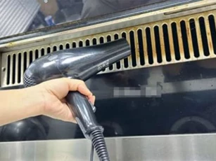Cho dù máy hút mùi bẩn hay nhiều dầu đến mức nào, việc sử dụng máy sấy tóc sẽ ngay lập tức mang lại một diện mạo mới, thật tiết kiệm và thiết thực
