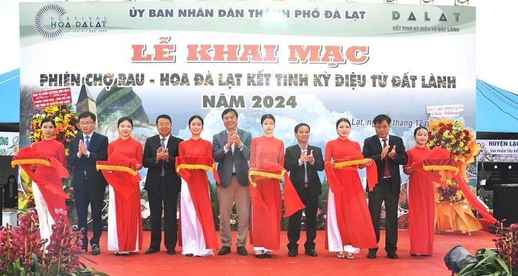 Các đại biểu cắt băng khai mạc Phiên chợ Rau - Hoa Đà Lạt kết tinh kỳ diệu từ đất lành.