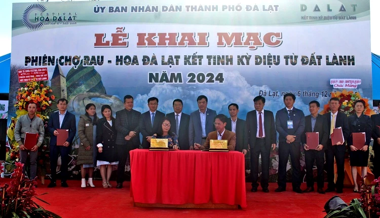Các doanh nghiệp ký kết biên bản ghi nhớ hợp tác kinh doanh. Các doanh nghiệp ký kết biên bản ghi nhớ hợp tác kinh doanh.