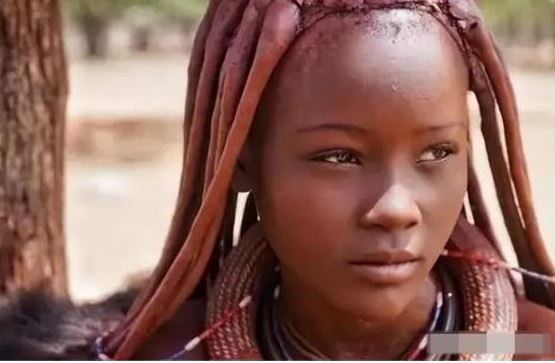 Kỳ lạ bộ tộc coi khỏa thân là đẹp, phụ nữ hầu như không bao giờ tắm, đàn ông khó sống đến 15 tuổi vì lý do này