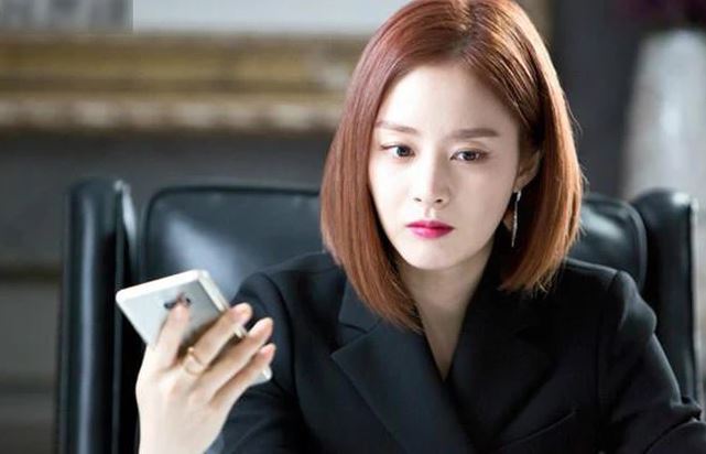 Vừa cầm đũa lên thưởng thức món khai vị tại tiệc liên hoan cuối năm của trường, tôi bỗng nhận được cuộc gọi khẩn từ mẹ chồng: “Chồng con ngất xỉu rồi, về ngay!”