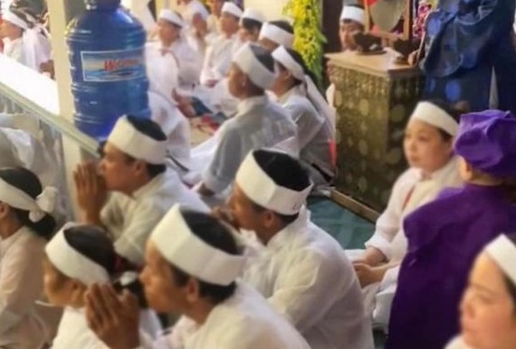 Tục lệ đeo khăn tang trắng, vàng, đỏ, tím thể hiện mối quan hệ gì với người đã khuất?