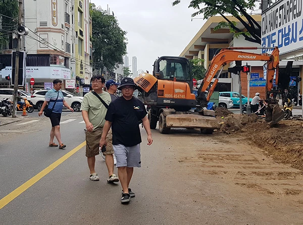 Tuyến đường Hùng Vương - Lý Thái Tổ thường xuyên có đông du khách trong và ngoài nước tham quan, mua sắm.