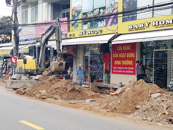 Nhiều cửa hàng vẫn treo bảng thông báo hoạt động bình thường trong thời gian dự án triển khai.