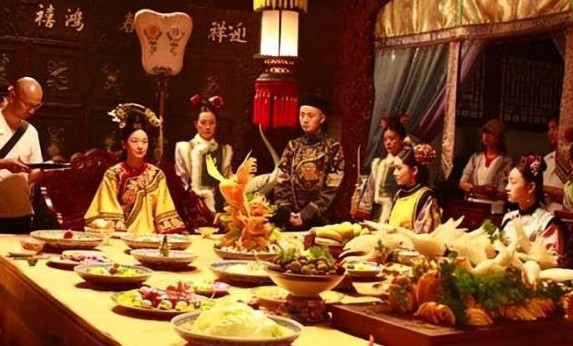 Các hoàng đế được phục vụ một bữa ít nhất hàng trăm món ăn, hoàng đế nhất định ăn không hết, đồ còn thừa sẽ đem đi đâu?