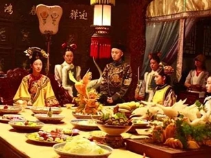 Các hoàng đế được phục vụ một bữa ít nhất hàng trăm món ăn, hoàng đế nhất định ăn không hết, đồ còn thừa sẽ đem đi đâu?