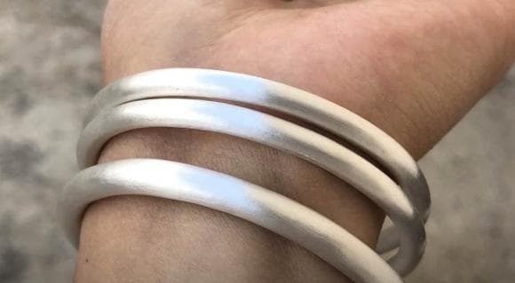 Vòng tay bạc nên đeo tay nào? Đáp án thật sự khiến bạn không ngờ tới