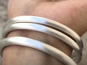 Vòng tay bạc nên đeo tay nào? Đáp án thật sự khiến bạn không ngờ tới