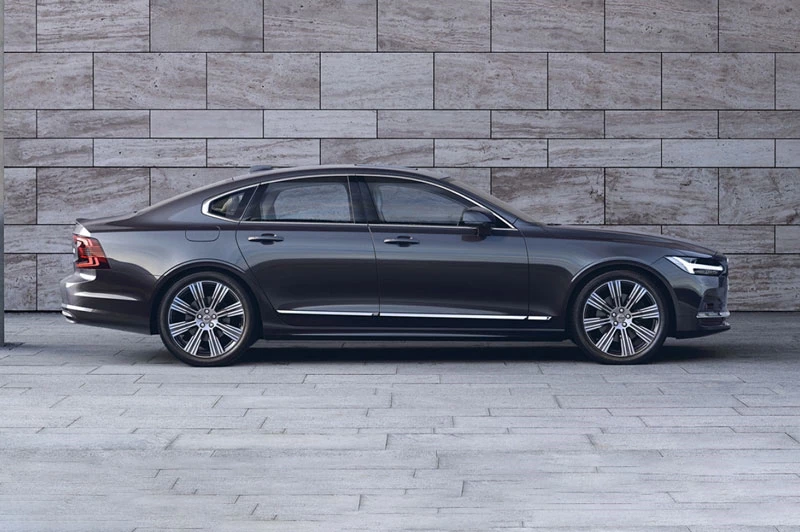 Volvo S90.