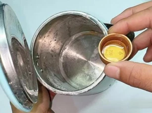 Mẹo kỳ diệu: Chỉ với một giọt, lớp cặn cứng đầu trong ấm có thể dễ dàng bong ra, khiến ấm đun nước trông như mới ngay lập tức!