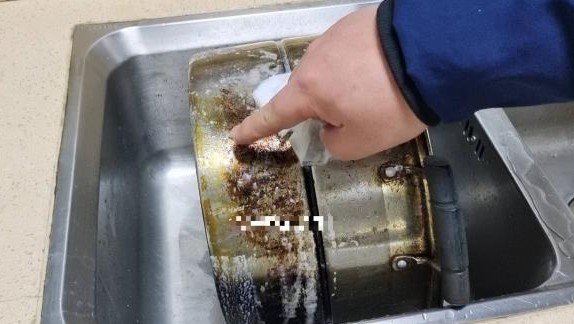 Tẩy vết ố vàng trên nồi inox có khó không? Mách bạn mẹo nhỏ, vết ố vàng và bụi bẩn sẽ tự động rơi ra và sạch sẽ ngay lập tức