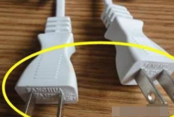 Tại sao phích cắm nước ngoài có một lỗ nhỏ, sau khi hỏi chủ, tôi hối hận vì đã không biết điều đó sớm hơn