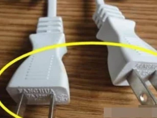 Tại sao phích cắm nước ngoài có một lỗ nhỏ, sau khi hỏi chủ, tôi hối hận vì đã không biết điều đó sớm hơn