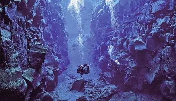 Xuất hiện 'sân bay thời tiền sử' dưới đáy biển nghi do người ngoài hành tinh tạo ra, có sinh vật lạ dưới đáy biển?