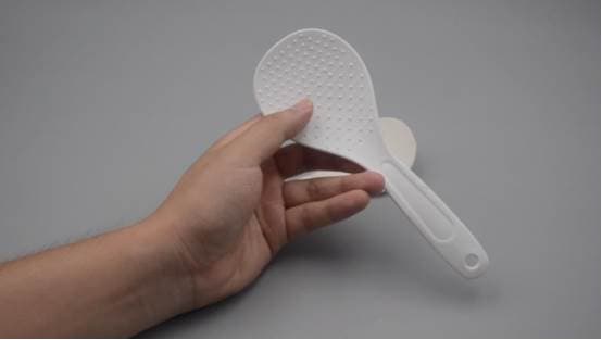 Bất ngờ với công dụng của những chiếc mụn nhỏ trên thìa xới cơm, bí mật ít ai biết