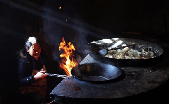 Bài học sâu sắc từ câu nói: 'Vay gạo không vay củi, mượn áo đừng mượn giày', lời răn dạy đầy ý nghĩa từ người xưa