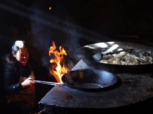 Bài học sâu sắc từ câu nói: 'Vay gạo không vay củi, mượn áo đừng mượn giày', lời răn dạy đầy ý nghĩa từ người xưa