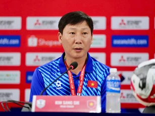 HLV Kim Sang-sik đánh giá cao ĐT Lào