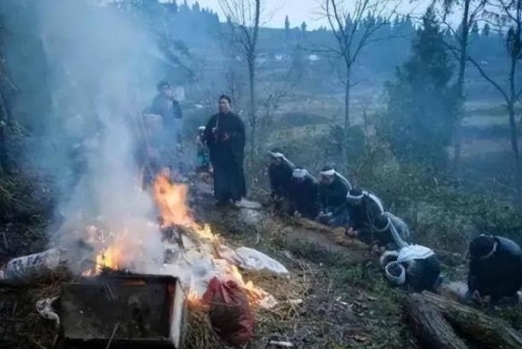 Tại sao người ta đốt quần áo sau khi chết? Đây không phải là mê tín, mà là có cơ sở khoa học!