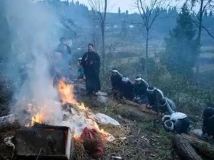 Tại sao người ta đốt quần áo sau khi chết? Đây không phải là mê tín, mà là có cơ sở khoa học!