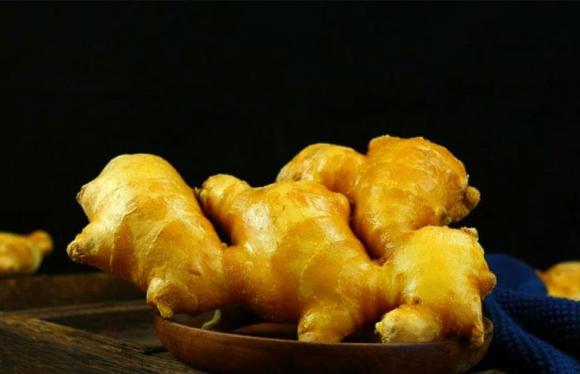 Đặt một miếng gừng dưới gối, nó có tác dụng rất mạnh và giải quyết được vấn đề của nhiều người, đừng quên báo cho gia đình biết nếu bạn biết nhé!