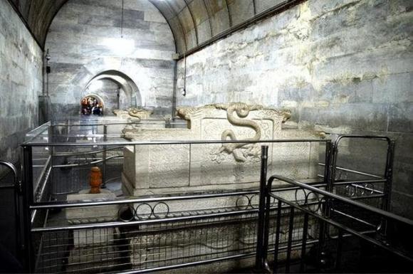 Sau khi hoàng đế cổ đại được chôn cất, cung điện dưới lòng đất sẽ bị khóa, vậy người thợ cuối cùng làm cách nào để thoát ra ngoài?