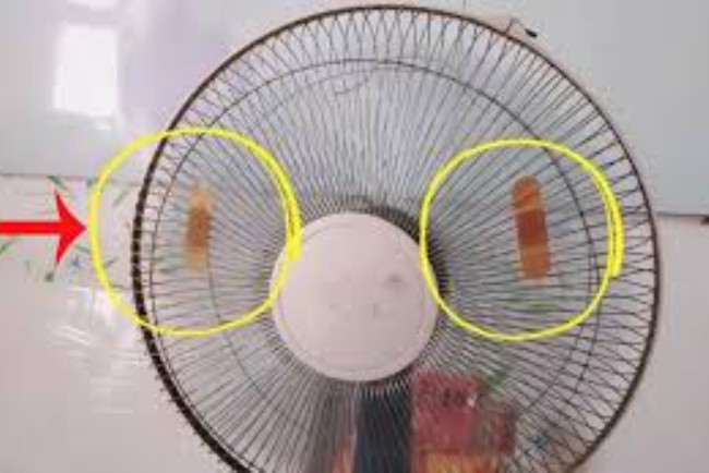 Dán miếng urgo lên quạt điện, không những thư giãn tinh thần còn đuổi được côn trùng