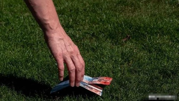 Tổ tiên nói: “Ra ngoài không nhặt sáu thứ kẻo hao tài tốn của”. Bạn có đồng ý không?