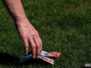 Tổ tiên nói: “Ra ngoài không nhặt sáu thứ kẻo hao tài tốn của”. Bạn có đồng ý không?