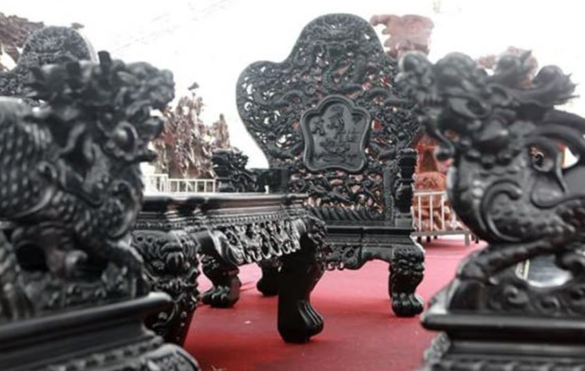 Bộ bàn ghế bằng gỗ sưa đắt nhất Việt Nam: Chạm trổ linh vật công phu, làm từ loại gỗ đắt nhất thế giới, trị giá 100 tỷ đồng