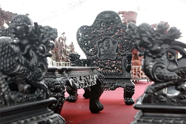 Bộ bàn ghế bằng gỗ sưa đắt nhất Việt Nam: Chạm trổ linh vật công phu, tinh xảo, trị giá 100 tỷ đồng 3 Bộ bàn ghế bằng gỗ sưa đắt nhất Việt Nam: Chạm trổ linh vật công phu, tinh xảo, trị giá 100 tỷ đồng 3