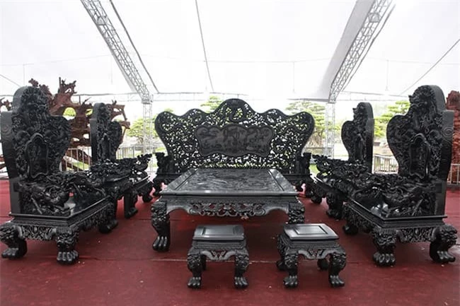 Bộ bàn ghế bằng gỗ sưa đắt nhất Việt Nam: Chạm trổ linh vật công phu, tinh xảo, trị giá 100 tỷ đồng 2 Bộ bàn ghế bằng gỗ sưa đắt nhất Việt Nam: Chạm trổ linh vật công phu, tinh xảo, trị giá 100 tỷ đồng 2