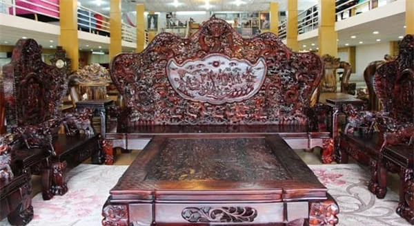 Bộ bàn ghế bằng gỗ sưa đắt nhất Việt Nam: Chạm trổ linh vật công phu, tinh xảo, trị giá 100 tỷ đồng 4 Bộ bàn ghế bằng gỗ sưa đắt nhất Việt Nam: Chạm trổ linh vật công phu, tinh xảo, trị giá 100 tỷ đồng 4