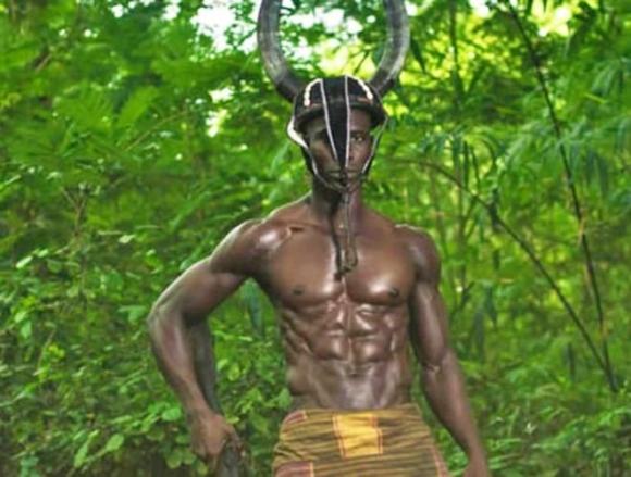 Bí ẩn bộ lạc nguyên thủy mạnh nhất thế giới: Dùng tay xé xác dã thú, sinh con chỉ cần ngồi xổm