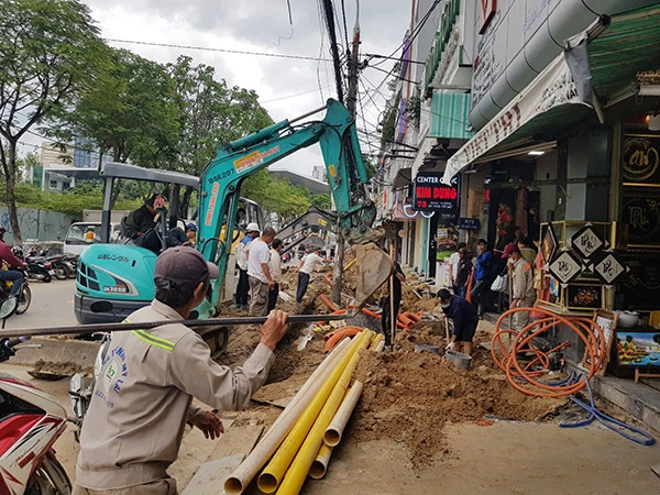 Dự án cải tạo hệ thống thoát nước và hạ ngầm cáp thông tin, điện chiếu sáng trên tuyến đường Hùng Vương và Lý Thái Tổ (Đà Nẵng) là một trong các dự án đang vượt tiến độ.