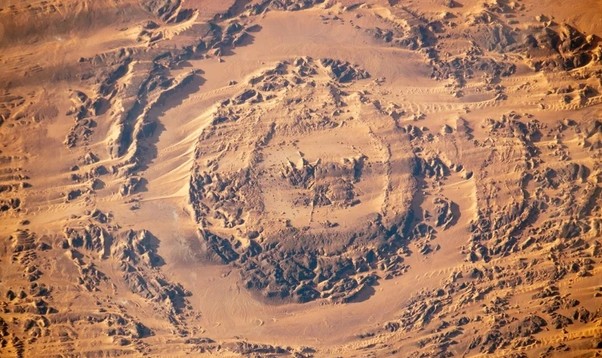 Con mắt chuyển động giữa Sahara do "sát thủ vũ trụ" để lại