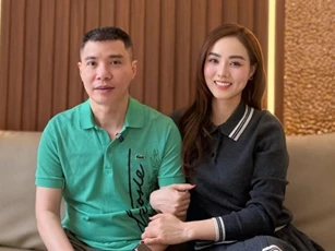 NSND Công Lý hết mực quan tâm khi vợ trẻ phải nhập viện khâu 15 mũi sau phẫu thuật khối u