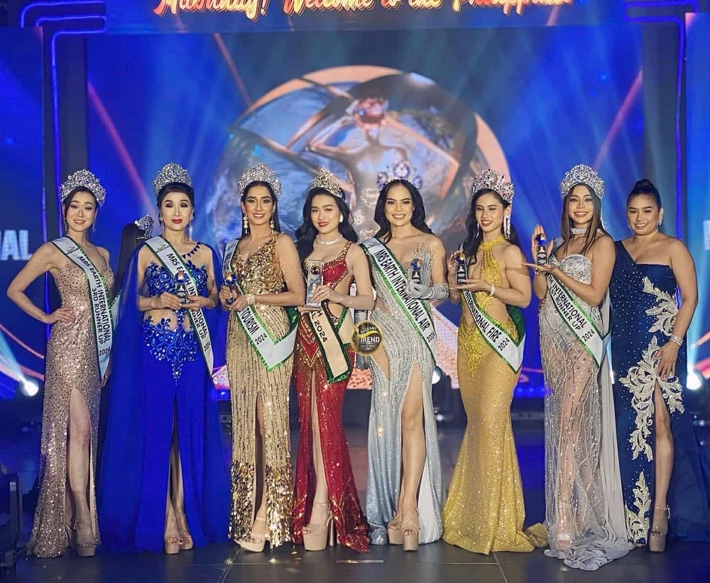 Hoa hậu Vũ Thị Hoa chụp ảnh lưu niệm cùng Chủ tịch Mrs Earth International 2024 và các thí sinh.