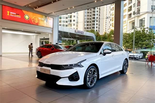 Giá lăn bánh Kia K5 đầu tháng 12/2024 kèm theo ưu đãi khủng dễ khiến Toyota Camry thất thủ ảnh 3