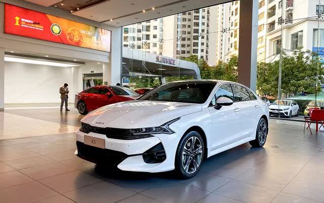 Giá lăn bánh Kia K5 đầu tháng 12/2024 kèm theo ưu đãi khủng dễ khiến Toyota Camry thất thủ