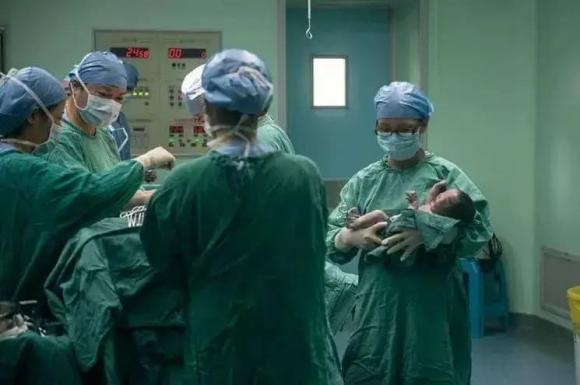 Tại sao trẻ vừa sinh ra sẽ được hộ lý giữ lại một cách bí ẩn trong 10 phút? Cha mẹ nên nhận thức được