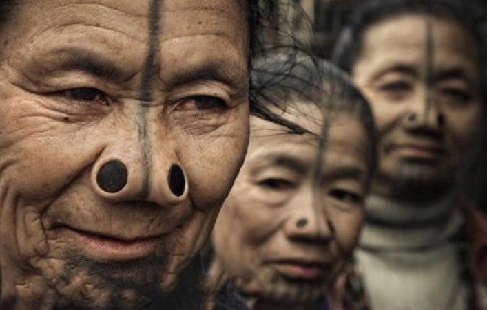 B&#x1ED9; t&#x1ED9;c k&#x1EF3; l&#x1EA1; n&#x1A1;i &#x111;&#xE0;n &#xF4;ng m&#x1EB7;c v&#xE1;y v&#xE0; thi s&#x1EAF;c &#x111;&#x1EB9;p