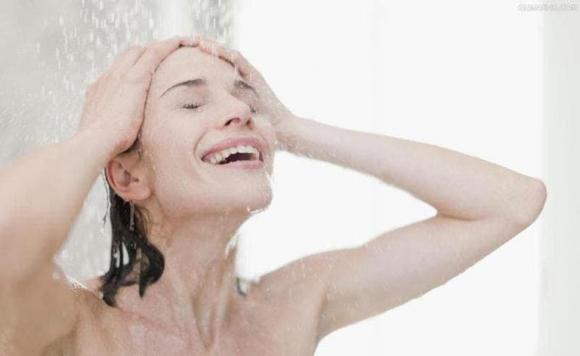 C&#xE1;i n&#xE0;o t&#x1ED1;t cho s&#x1EE9;c kh&#x1ECF;e h&#x1A1;n: T&#x1EAF;m m&#x1ED7;i ng&#xE0;y m&#x1ED9;t l&#x1EA7;n hay m&#x1ED7;i tu&#x1EA7;n m&#x1ED9;t l&#x1EA7;n?