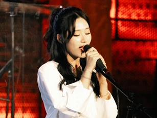 Ca sĩ Xiri "trình làng" MV đầu tay "Chờ em lớn nhé"