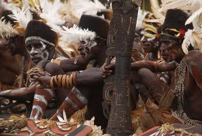 Bộ tộc từng ăn thịt người, thích kết hôn… đồng giới